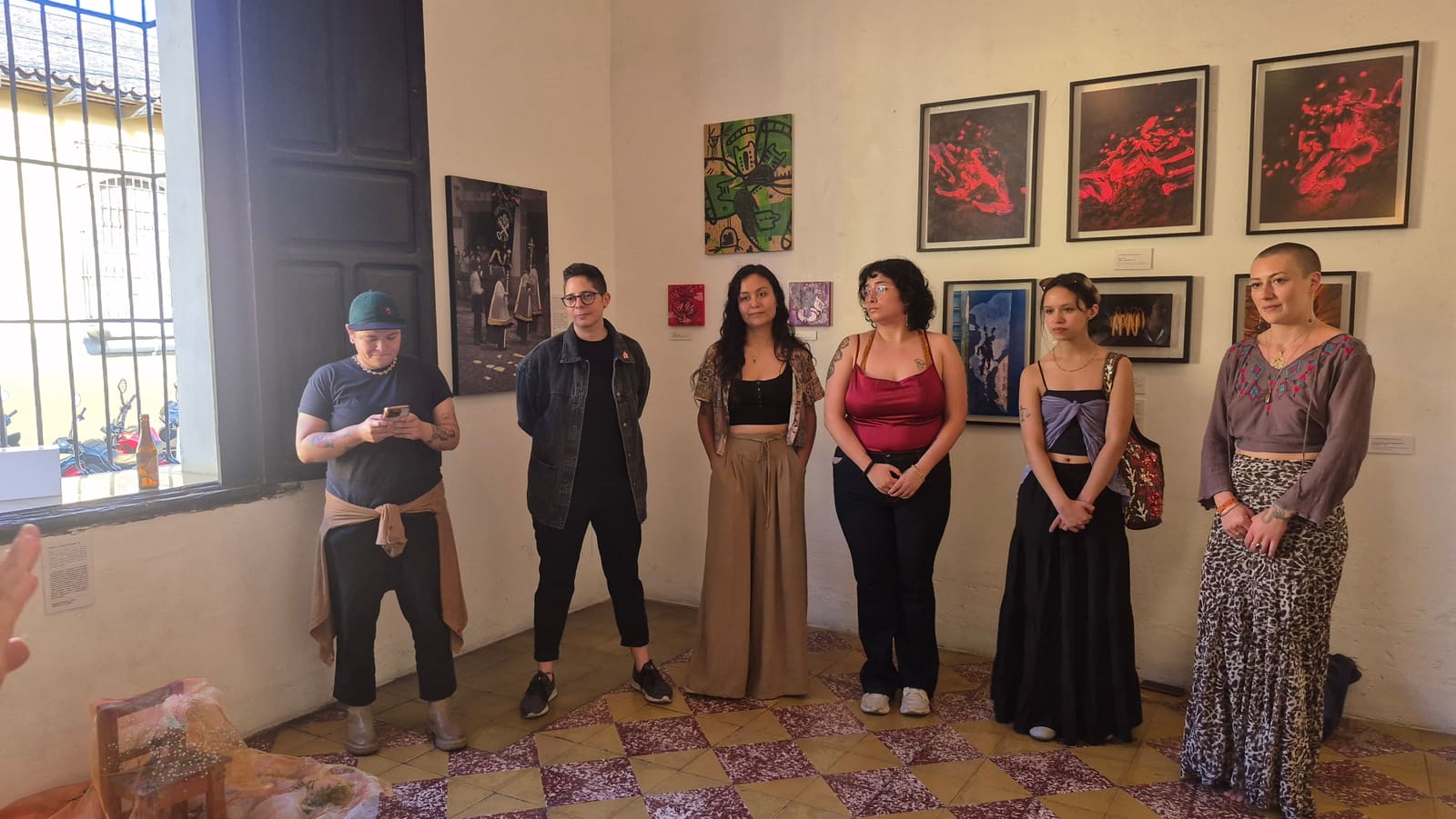 Lxs artistas de la colectiva El espectro que habitamos, el día de la inauguración